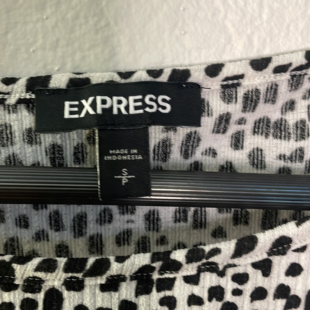 Black & White Express Sleeveless Blouse - Picture 4 of 5